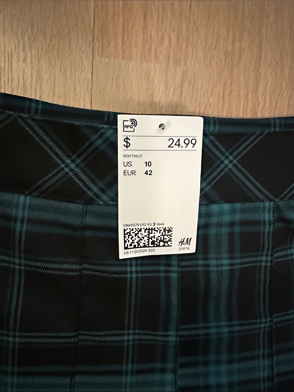 NWT H&M Divided Tartan Plaid Black & Green Pleated Skirt SZ 10 - Picture 2 of 8